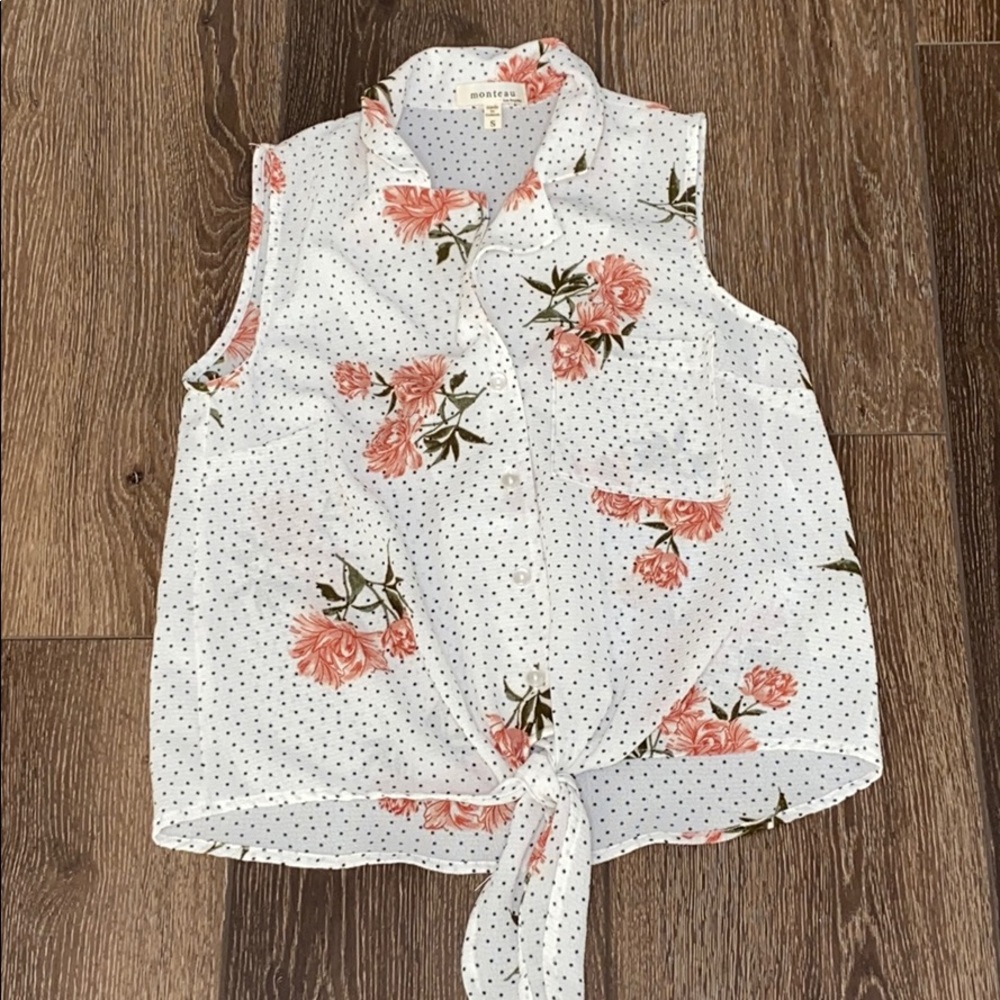 NWT! Button down sleeveless top with tie